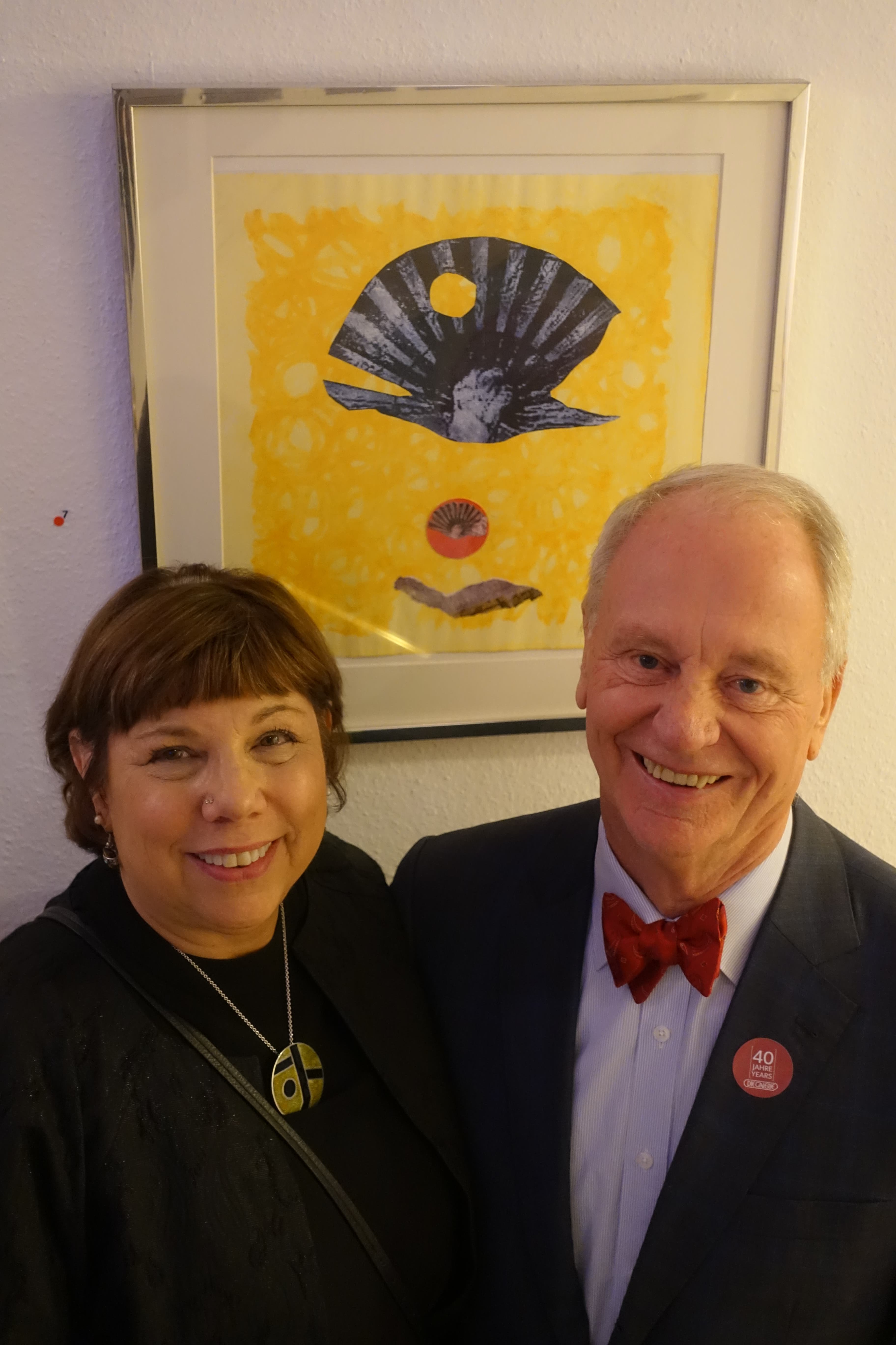 Peter Femfert mit Amy Ernst, Enkelin von Max Ernst, die anlässlich der Jubiläumsausstellung aus Florida angereist war