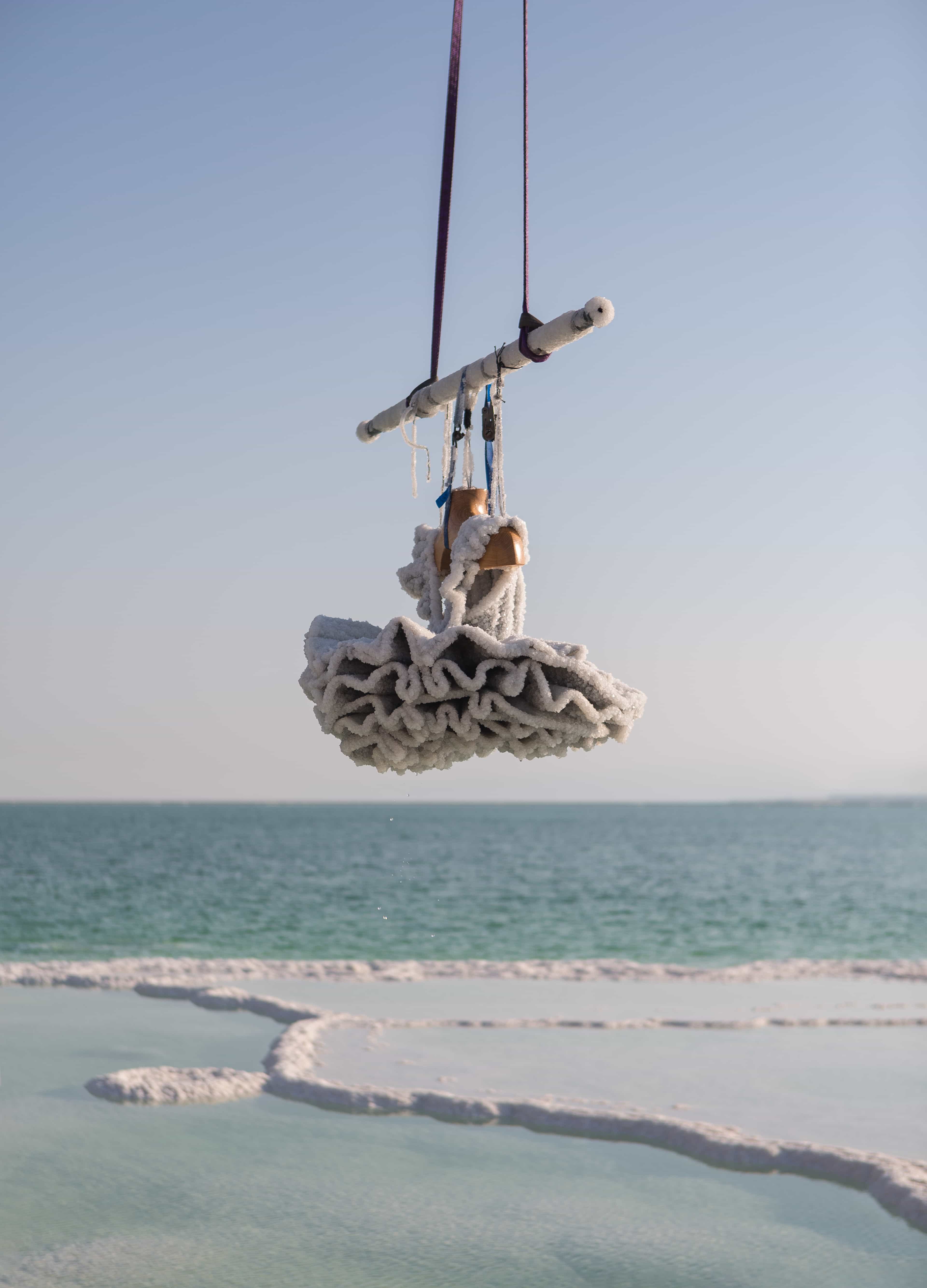 Sigalit Landau, Hebung des Tutus aus dem Wasser des Toten Meeres, 2016, Foto: Shaxaf Haber